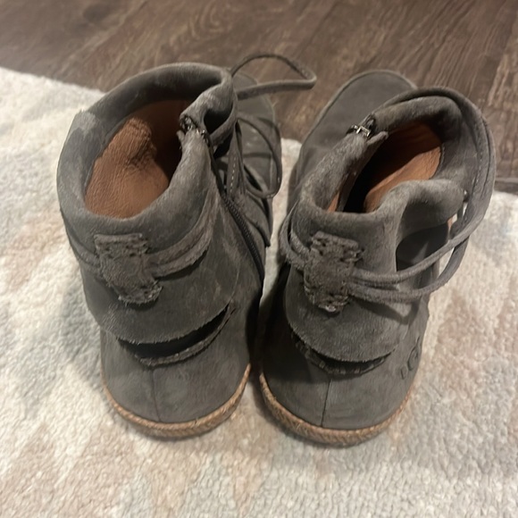 Ugg Moccasin Boots - Picture 3 of 4